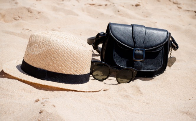 geanta si palarie pe plaja