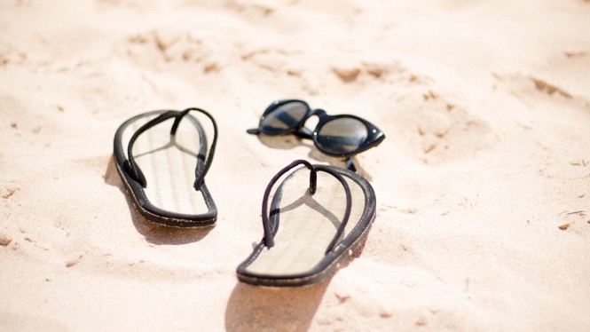 slapi si ochelari pe plaja
