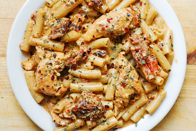 Reteta de paste cu pui, mozzarella si rosii uscate