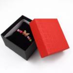 Cutie rosie pentru ceas