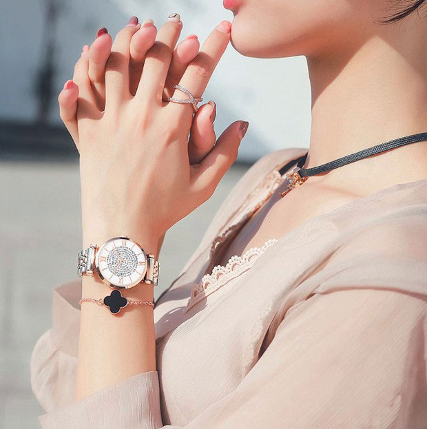 Ceas dama elegant cristale auriu mana